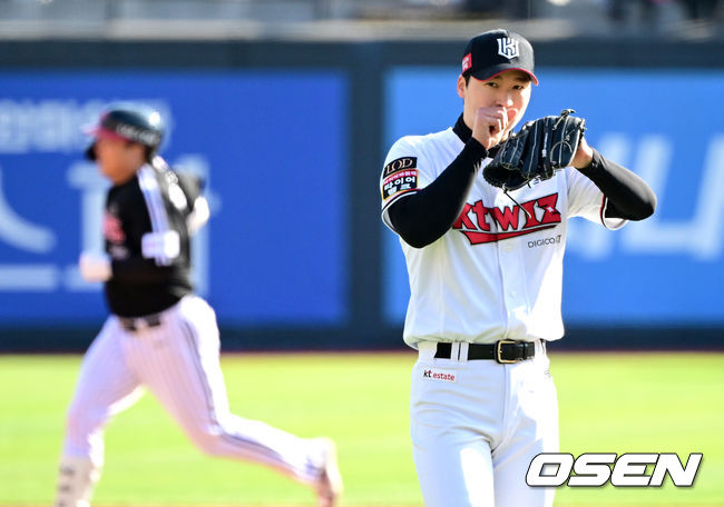 11일 수원 KT위즈파크에서 ‘2023 신한은행 SOL KBO 포스트시즌 한국시리즈’ 4차전 KT 위즈와 LG 트윈스의 경기가 열렸다. 1회초 1사 1루 상황 LG 김현수에게 우월 투런포를 내준 KT 선발 엄상백이 손에 입김을 불고 있다. 2023.11.11 / dreamer@osen.co.kr