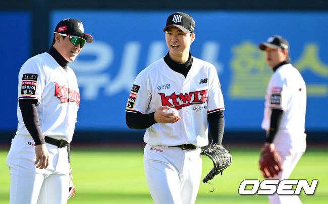 11일 수원 KT위즈파크에서 ‘2023 신한은행 SOL KBO 포스트시즌 한국시리즈’ 4차전 KT 위즈와 LG 트윈스의 경기가 열렸다. 4회초 1사 주자없는 상황 LG 문보경을 내야 땅볼로 이끈 KT 선발 엄상백과 3루수 황재균이 대화를 나누고 있다. 2023.11.11 /