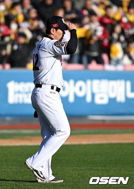 11일 수원 KT위즈파크에서 ‘2023 신한은행 SOL KBO 포스트시즌 한국시리즈’ 4차전 KT 위즈와 LG 트윈스의 경기가 열렸다.5회초 1사 2루엣 KT 김재윤이 LG 홍창기에게 우전 적시타를 허용하고 아쉬워하고 있다. 2023.11.11 /