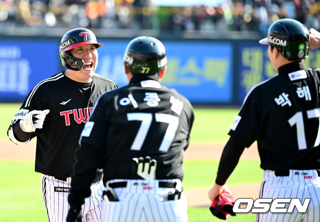 11일 수원 KT위즈파크에서 ‘2023 신한은행 SOL KBO 포스트시즌 한국시리즈’ 4차전 KT 위즈와 LG 트윈스의 경기가 열렸다. 1회초 1사 1루 상황 LG 김현수가 선제 우월 투런포를 날리고 홈을 밟은 뒤 박해민-이종범 코치와 기뻐하고 있다. 2023.11.11 / dreamer@osen.co.kr