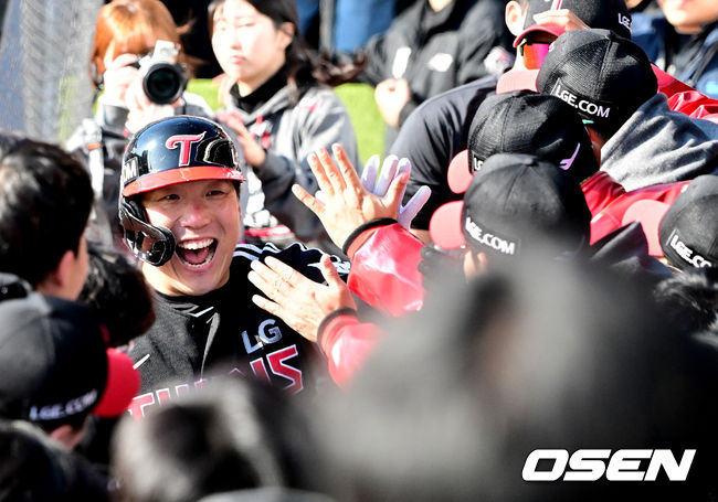 11일 수원 KT위즈파크에서 ‘2023 신한은행 SOL KBO 포스트시즌 한국시리즈’ 4차전 KT 위즈와 LG 트윈스의 경기가 열렸다.1회초 1사 1루에서 LG 김현수가 선제 우월 투런포를 날리며 동료선수들과 기뻐하고 있다. 2023.11.11 /