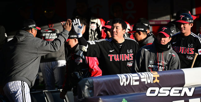 11일 수원 KT위즈파크에서 ‘2023 신한은행 SOL KBO 포스트시즌 한국시리즈’ 4차전 KT 위즈와 LG 트윈스의 경기가 열렸다. 7회초 1사 2루 상황 LG 김현수가 달아나는 1타점 적시타를 날리고 대주자와 교체된 뒤 더그아웃 동료들, 코칭스태프와 인사 나누고 있다. 2023.11.11 /