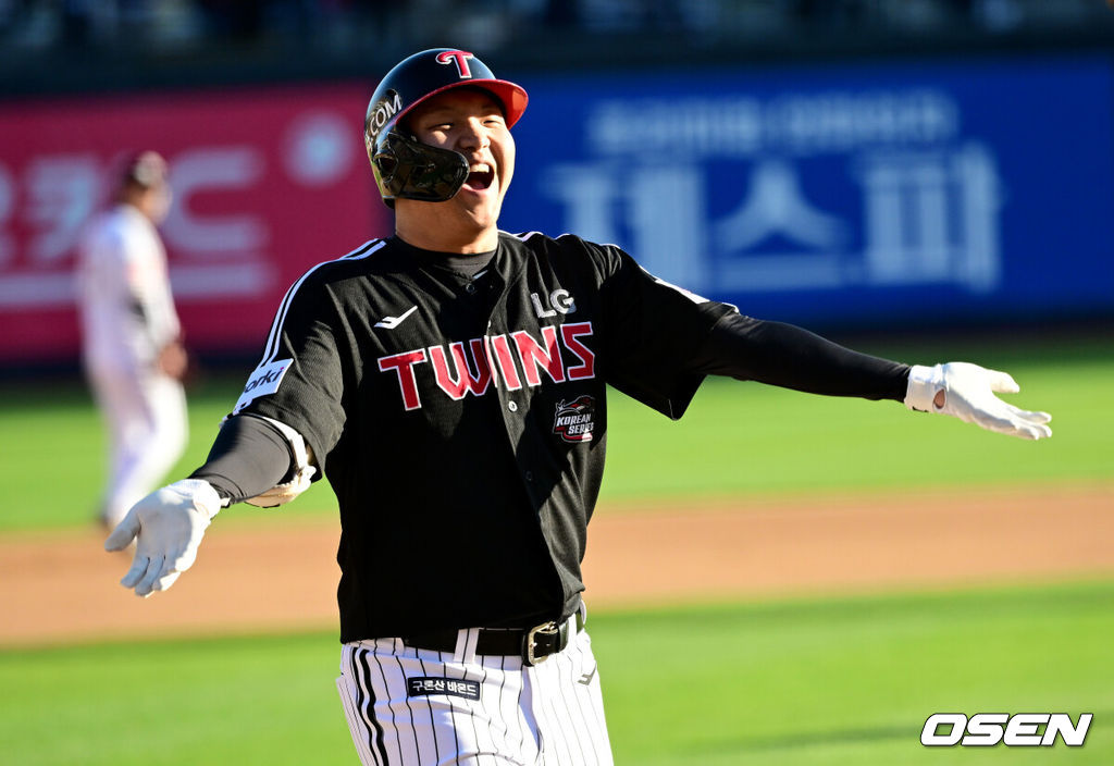 11일 수원 KT위즈파크에서 ‘2023 신한은행 SOL KBO 포스트시즌 한국시리즈’ 4차전 KT 위즈와 LG 트윈스의 경기가 열렸다. 6회초 1사 1루 상황 LG 문보경이 달아나는 좌월 투런포를 날리고 홈을 밟은 뒤 기뻐하고 있다. 2023.11.11 / dreamer@osen.co.kr