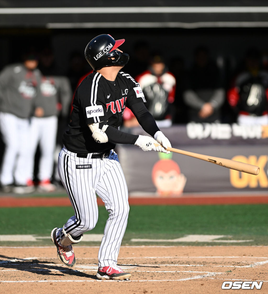 11일 수원 KT위즈파크에서 ‘2023 신한은행 SOL KBO 포스트시즌 한국시리즈’ 4차전 KT 위즈와 LG 트윈스의 경기가 열렸다.6회초 1사 1루에서 LG 문보경이 좌월 투런 홈런을 치고 있다. 2023.11.11 /sunday@osen.co.kr