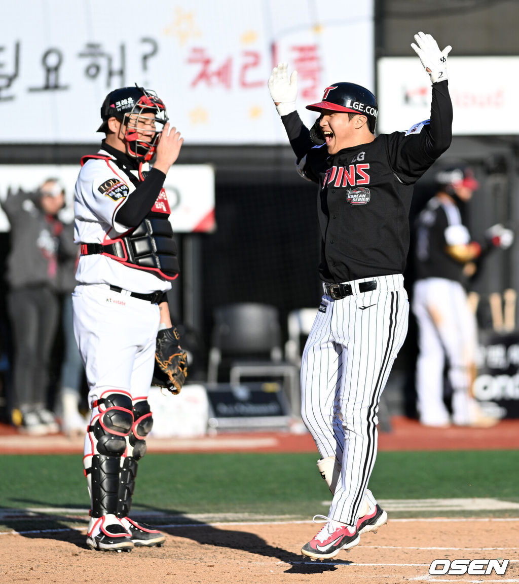 11일 수원 KT위즈파크에서 ‘2023 신한은행 SOL KBO 포스트시즌 한국시리즈’ 4차전 KT 위즈와 LG 트윈스의 경기가 열렸다.6회초 1사 1루에서 LG 문보경이 좌월 투런 홈런을 치고 환호하고 있다. 2023.11.11 /sunday@osen.co.kr