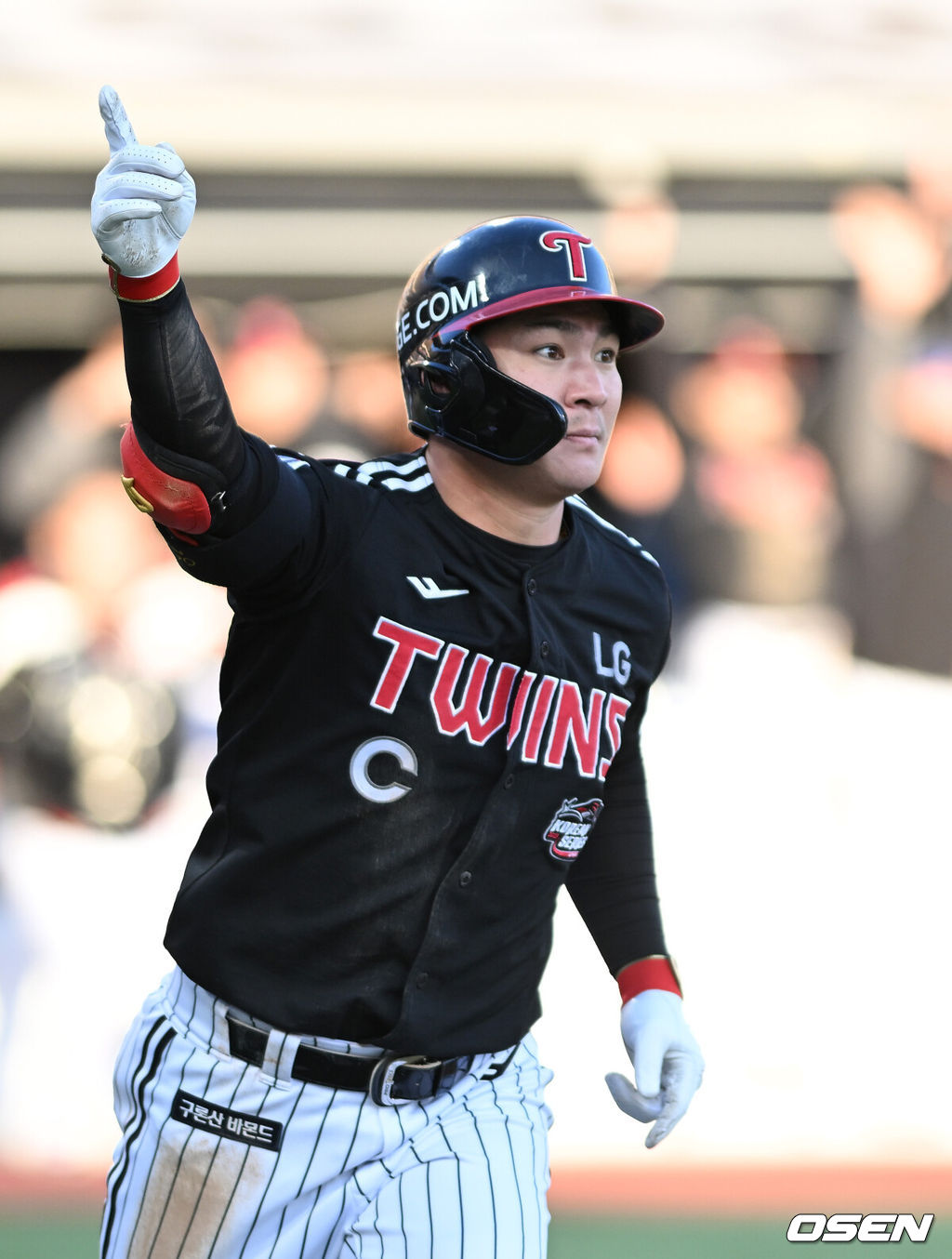 11일 수원 KT위즈파크에서 ‘2023 신한은행 SOL KBO 포스트시즌 한국시리즈’ 4차전 KT 위즈와 LG 트윈스의 경기가 열렸다.7회초 1사 1,3루에서 LG 오지환이 우월 스리런 홈런을 치고 환호하고 있다. 2023.11.11 /sunday@osen.co.kr
