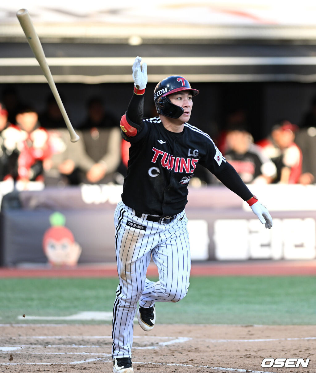 11일 수원 KT위즈파크에서 ‘2023 신한은행 SOL KBO 포스트시즌 한국시리즈’ 4차전 KT 위즈와 LG 트윈스의 경기가 열렸다.7회초 1사 1,3루에서 LG 오지환이 우월 스리런 홈런을 치고 환호하고 있다. 2023.11.11 /sunday@osen.co.kr
