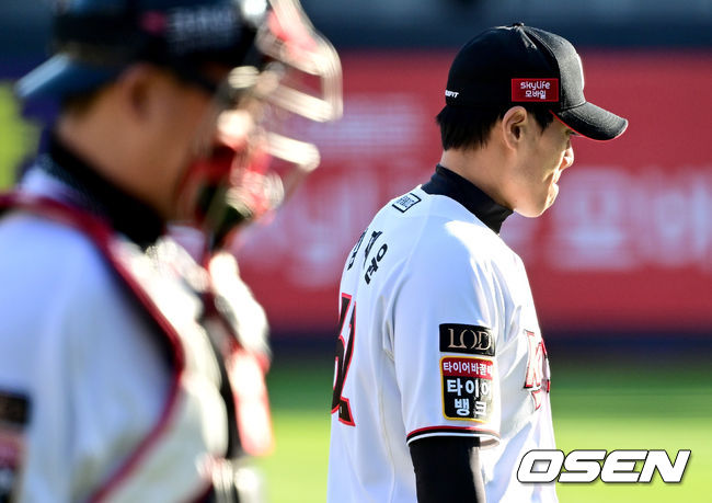 11일 수원 KT위즈파크에서 ‘2023 신한은행 SOL KBO 포스트시즌 한국시리즈’ 4차전 KT 위즈와 LG 트윈스의 경기가 열렸다. 5회초를 마친 KT 투수 김재윤이 더그아웃으로 향하고 있다. 2023.11.11 / dreamer@osen.co.kr