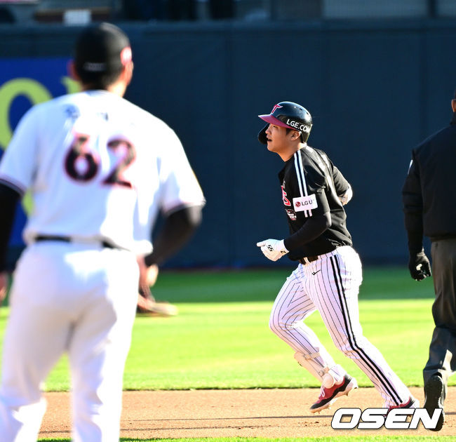 11일 수원 KT위즈파크에서 ‘2023 신한은행 SOL KBO 포스트시즌 한국시리즈’ 4차전 KT 위즈와 LG 트윈스의 경기가 열렸다. 6회초 1사 1루 상황 LG 문보경이 KT 김재윤을 상대로 달아나는 좌월 투런포를 날리고 그라운드를 돌고 있다. 2023.11.11 / dreamer@osen.co.kr