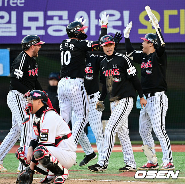 11일 수원 KT위즈파크에서 ‘2023 신한은행 SOL KBO 포스트시즌 한국시리즈’ 4차전 KT 위즈와 LG 트윈스의 경기가 열렸다.7회초 1사 1,3루에서 LG 오지환이 스리런포를 날리고 동료선수들과기뻐하고 있다. 2023.11.11 /jpnews@osen.co.kr