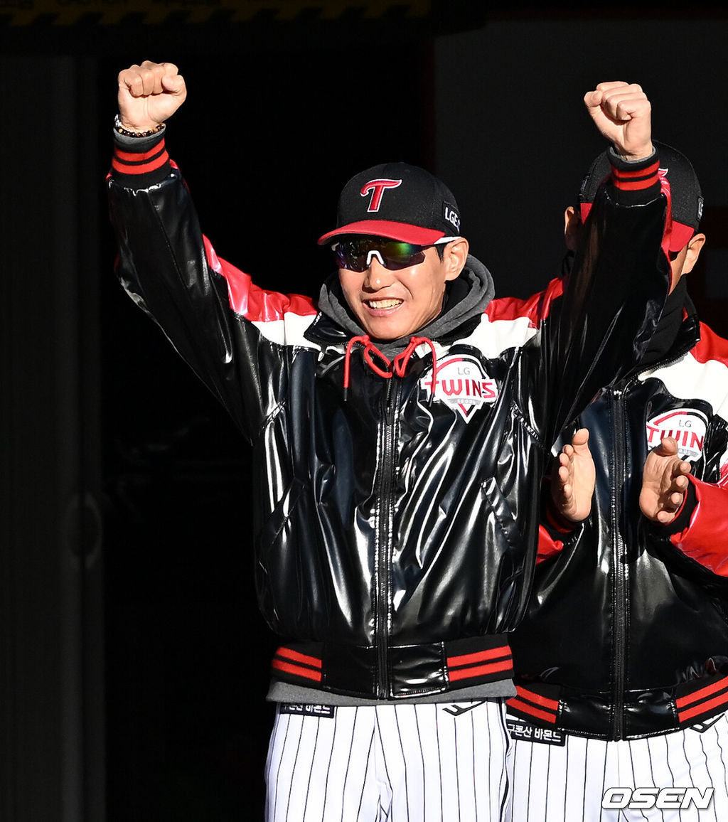 11일 수원 KT위즈파크에서 ‘2023 신한은행 SOL KBO 포스트시즌 한국시리즈’ 4차전 KT 위즈와 LG 트윈스의 경기가 열렸다.6회초 1사 1루에서 LG 문보경의 좌월 투런 홈런 때 염경엽 감독이 환호하고 있다. 2023.11.11 /sunday@osen.co.kr