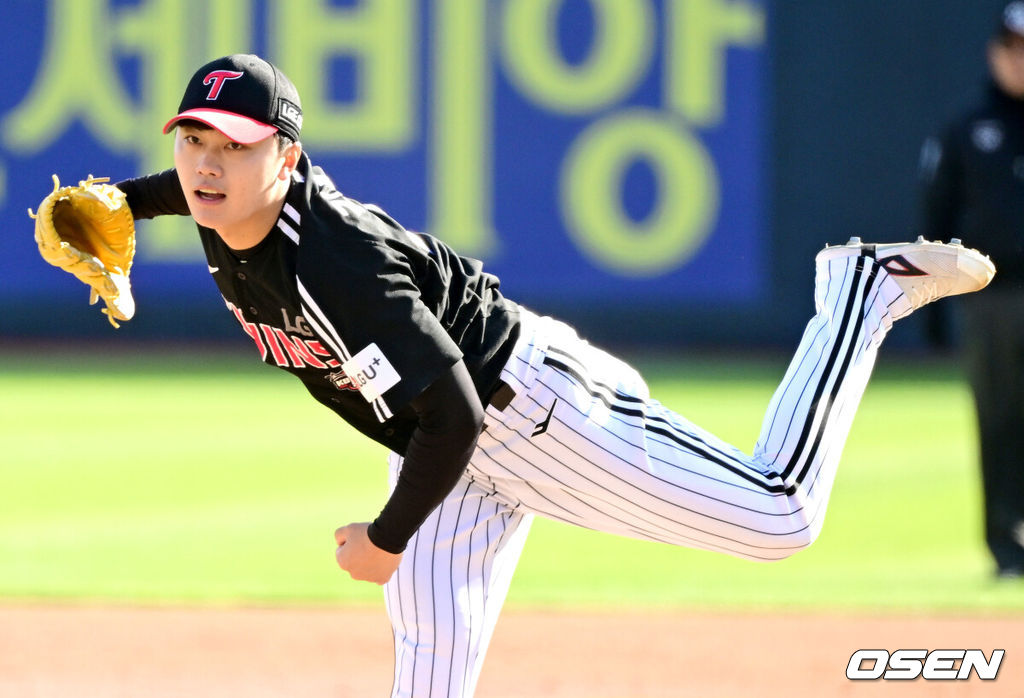 11일 수원 KT위즈파크에서 ‘2023 신한은행 SOL KBO 포스트시즌 한국시리즈’ 4차전 KT 위즈와 LG 트윈스의 경기가 열렸다. 1회말 LG 선발 김윤식이 힘차게 공을 뿌리고 있다. 2023.11.11 / dreamer@osen.co.kr