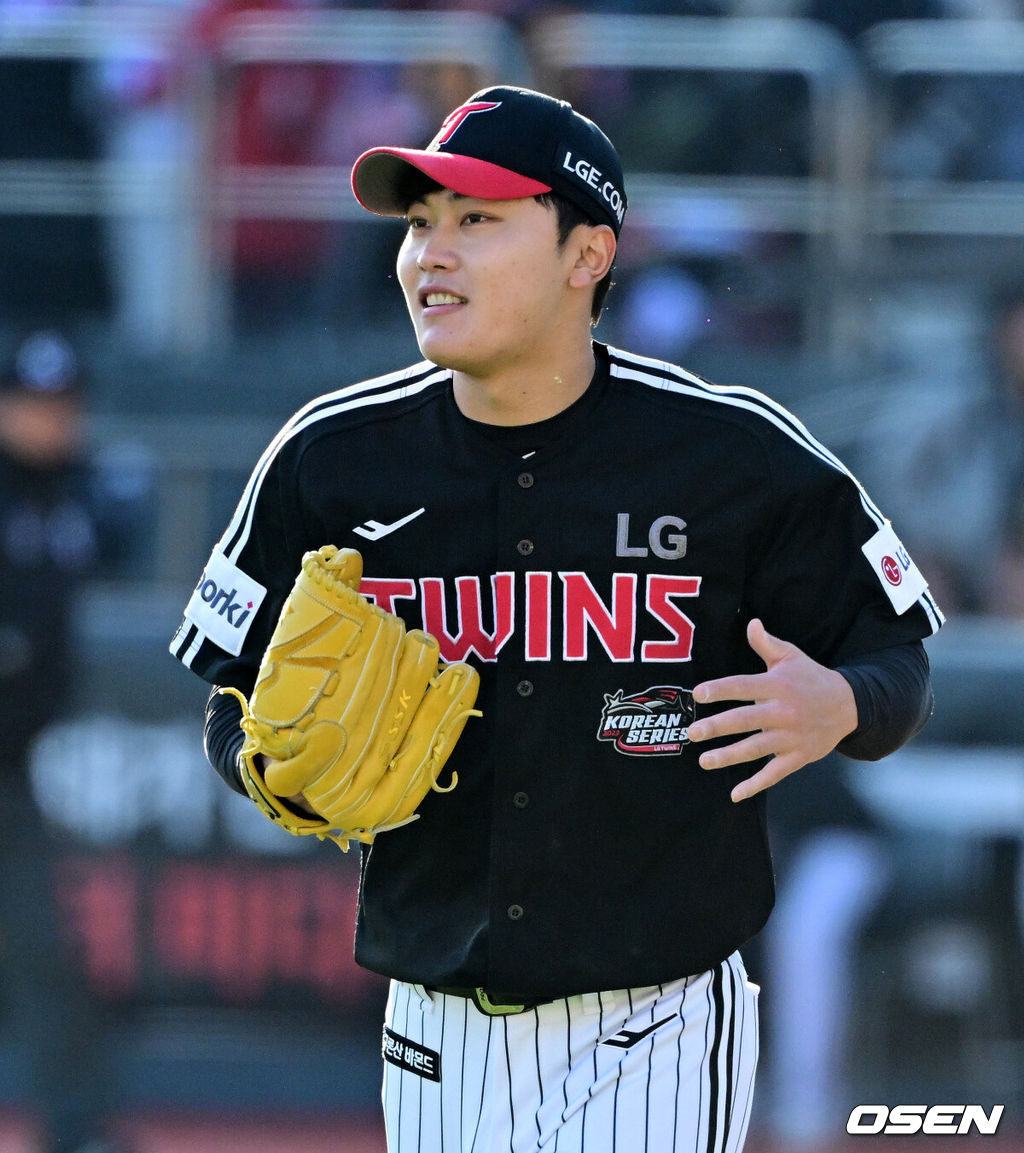 11일 수원 KT위즈파크에서 ‘2023 신한은행 SOL KBO 포스트시즌 한국시리즈’ 4차전 KT 위즈와 LG 트윈스의 경기가 열렸다.5회말 수비를 마친 LG 김윤식이 미소짓고 있다. 2023.11.11 /jpnews@osen.co.kr