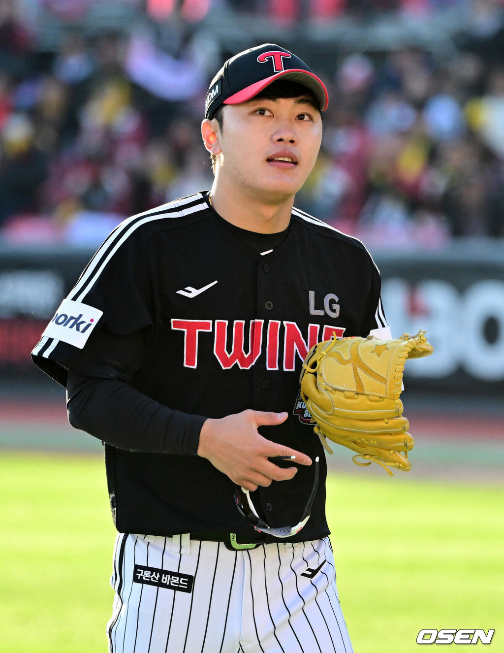 11일 수원 KT위즈파크에서 ‘2023 신한은행 SOL KBO 포스트시즌 한국시리즈’ 4차전 KT 위즈와 LG 트윈스의 경기가 열렸다.6회말 2사 1루에서 LG 김윤식이 교체되며 팬들의 환호에 인사를 하고 있다. 2023.11.11 /jpnews@osen.co.kr