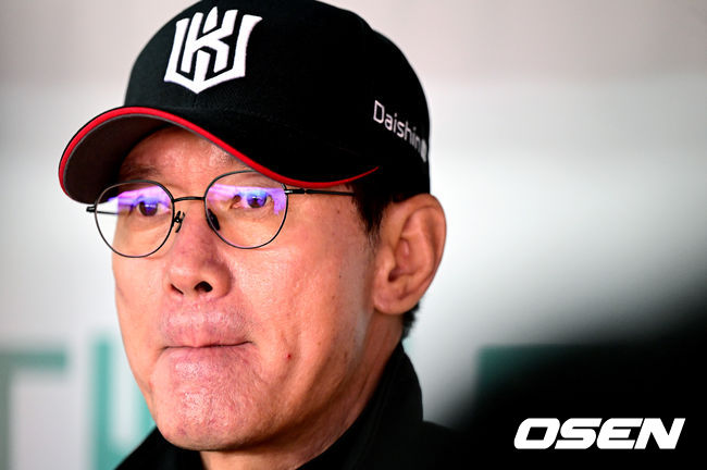11일 수원 KT위즈파크에서 ‘2023 신한은행 SOL KBO 포스트시즌 한국시리즈’ 4차전 KT 위즈와 LG 트윈스의 경기가 열린다. 경기를 앞두고 KT 이강철 감독이 취재진과 인터뷰를 갖고 있다. 2023.11.11 / dreamer@osen.co.kr