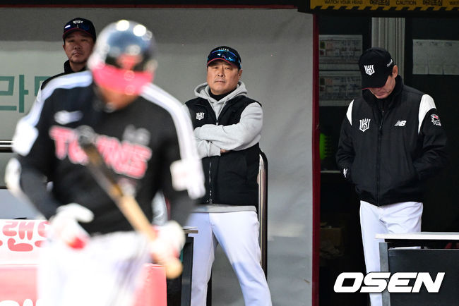 11일 수원 KT위즈파크에서 ‘2023 신한은행 SOL KBO 포스트시즌 한국시리즈’ 4차전 KT 위즈와 LG 트윈스의 경기가 열렸다.15-1로 뒤진 8회초 KT 이강철 감독(사진 오른쪽)이 경기를 지켜보며 아쉬워하고 있다. 2023.11.11 /jpnews@osen.co.kr