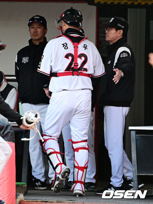 11일 수원 KT위즈파크에서 ‘2023 신한은행 SOL KBO 포스트시즌 한국시리즈’ 4차전 KT 위즈와 LG 트윈스의 경기가 열렸다.7회초 KT 장성우가 교체되고 있다. 2023.11.11 /jpnews@osen.co.kr