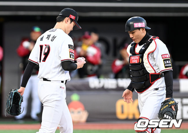 11일 수원 KT위즈파크에서 ‘2023 신한은행 SOL KBO 포스트시즌 한국시리즈’ 4차전 KT 위즈와 LG 트윈스의 경기가 열렸다.8회초 2사 1루에서 LG 허도환에게 좌전 적시 2루타를 허용한 KT 배제성이 아쉬운 표정을 짓고 있다. 2023.11.11 /sunday@osen.co.kr