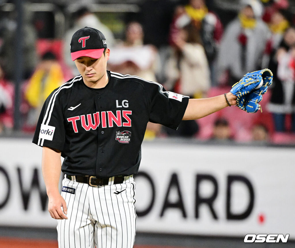 11일 수원 KT위즈파크에서 ‘2023 신한은행 SOL KBO 포스트시즌 한국시리즈’ 4차전 KT 위즈와 LG 트윈스의 경기가 열렸다.9회말 마운드에 오른 LG 최원태가 2연속 볼넷을 허용하며 아쉬워하고 있다. 2023.11.11 /jpnews@osen.co.kr