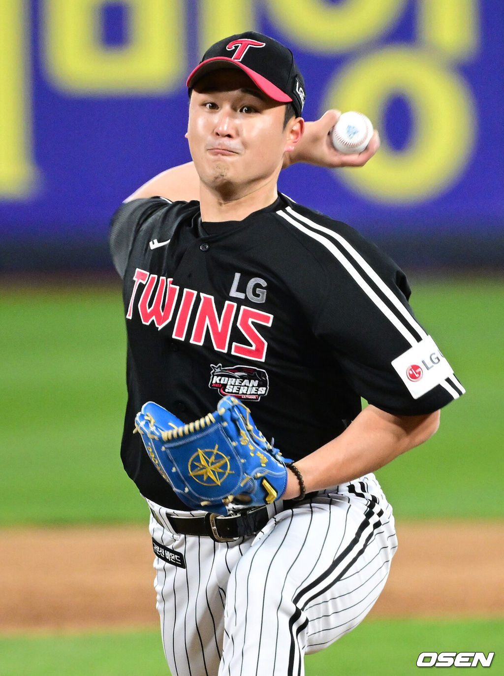 11일 수원 KT위즈파크에서 ‘2023 신한은행 SOL KBO 포스트시즌 한국시리즈’ 4차전 KT 위즈와 LG 트윈스의 경기가 열렸다. 9회말 마운드에 오른 LG 최원태가 힘차게 공을 뿌리고 있다. 2023.11.11 / dreamer@osen.co.kr