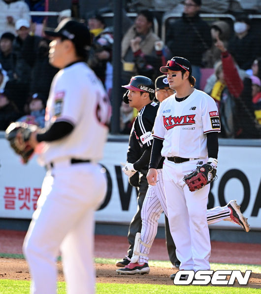 11일 수원 KT위즈파크에서 ‘2023 신한은행 SOL KBO 포스트시즌 한국시리즈’ 4차전 KT 위즈와 LG 트윈스의 경기가 열렸다.6회초 1사 1루에서 LG 문보경이 좌월 투런 홈런을 날리자 KT 김재윤, 박병호가 아쉬운 표정을 짓고 있다. 2023.11.11 /jpnews@osen.co.kr