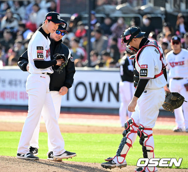 11일 수원 KT위즈파크에서 ‘2023 신한은행 SOL KBO 포스트시즌 한국시리즈’ 4차전 KT 위즈와 LG 트윈스의 경기가 열렸다.5회초 무사 1루에서 KT 엄상백이 교체되고 있다. 2023.11.11 /jpnews@osen.co.kr