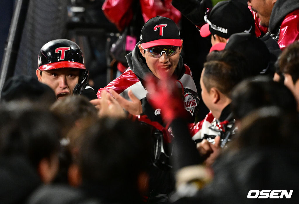 10일 오후 수원 KT위즈파크에서 ‘2023 신한은행 SOL KBO 포스트시즌 한국시리즈’ 3차전 KT 위즈와 LG 트윈스의 경기가 열렸다.6회초 무사 1루에서 LG 박동원이 역전 투런포를 날리며 염경엽 감독과 기뻐하고 있다. 2023.11.10 /jpnews@osen.co.kr