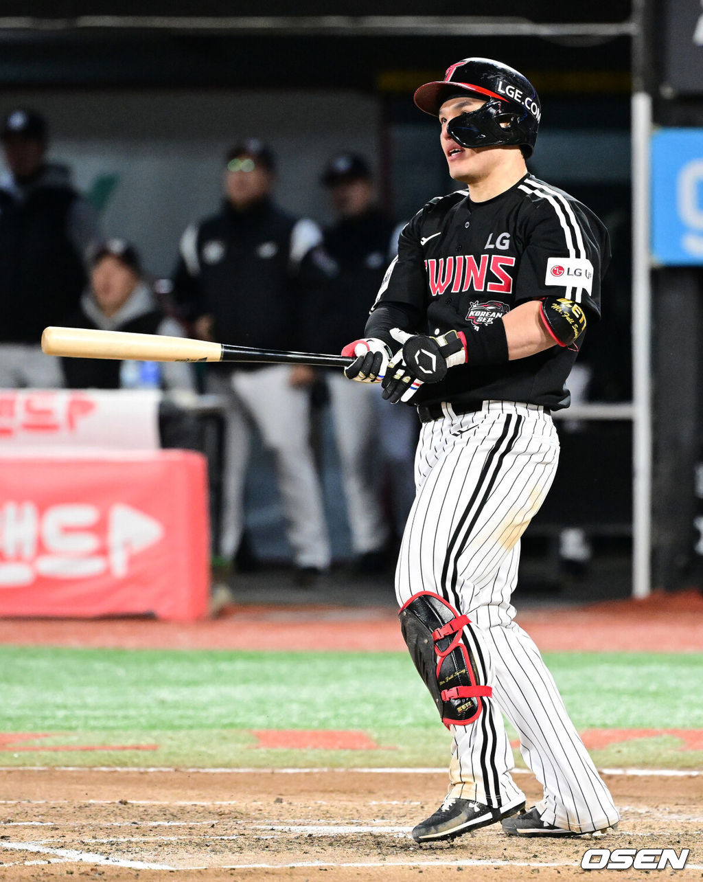 10일 오후 수원 KT위즈파크에서 ‘2023 신한은행 SOL KBO 포스트시즌 한국시리즈’ 3차전 KT 위즈와 LG 트윈스의 경기가 열렸다.6회초 무사 1루에서 LG 박동원이 역전 투런포를 날리고 있다. 2023.11.10 /jpnews@osen.co.kr