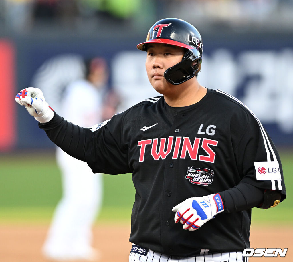 11일 수원 KT위즈파크에서 ‘2023 신한은행 SOL KBO 포스트시즌 한국시리즈’ 4차전 KT 위즈와 LG 트윈스의 경기가 열렸다.8회초 1사에서 LG 김범석이 중전 안타를 치고 환호하고 있다. 2023.11.11 /sunday@osen.co.kr