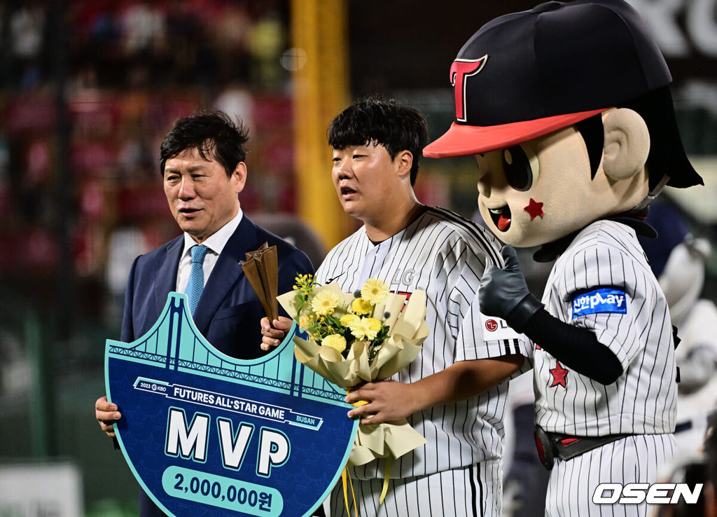 14일 부산 사직구장에서 2023 신한은행 SOL KBO 퓨처스 올스타전 남부(상무·NC·삼성·롯데·KT·KIA)와 북부(한화·LG·고양(히어로즈)·SSG·두산)리그의 경기가 열렸다. 북부리그 올스타 김범석이 MVP를 수상하고 기념촬영을 하고 있다. 2023.07.14 / foto0307@osen.co.kr