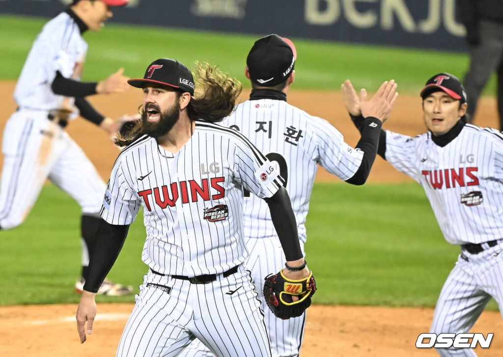 7일 오후 서울 잠실야구장에서 '2023 KBO 프로야구 포스트시즌 한국시리즈 1차전' LG 트윈스와 KT 위즈의 경기가 열렸다.2회초 무사 1,2루 KT 문상철의 병살타 때 3루로 LG 오지환이 트리플플레이를 성공, 투수 켈리가 환호하고 있다. 2023.11.07 / ksl0919@osen.co.kr