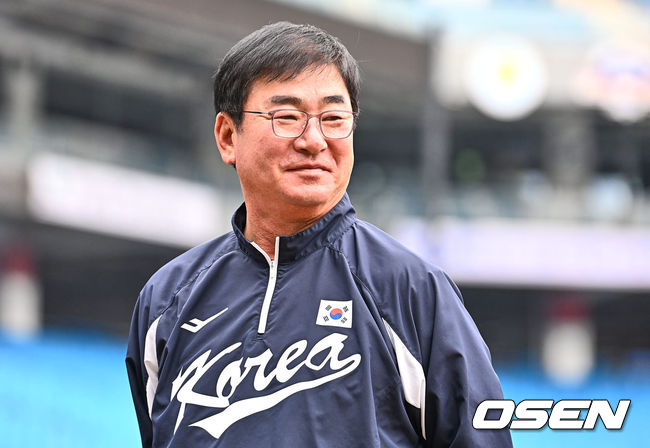 류중일 APBC 대표팀 감독이 선수들의 훈련을 지켜보고 있다. 2023.11.11 / foto0307@osen.co.kr