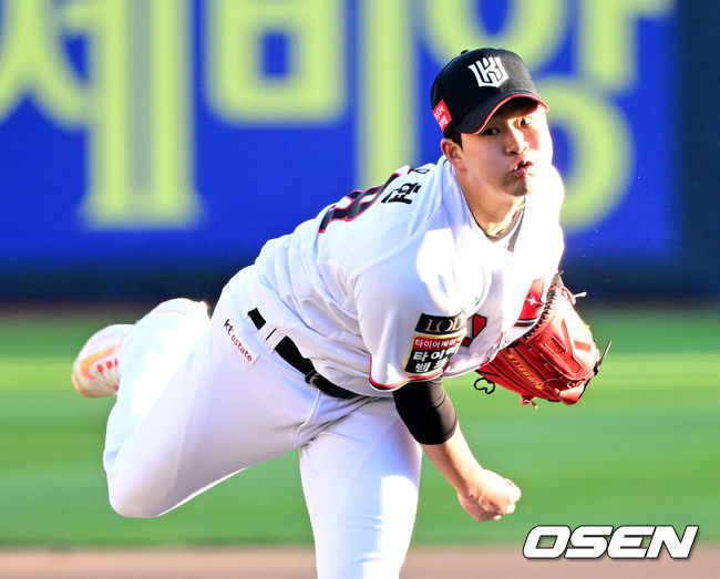 11일 수원 KT위즈파크에서 ‘2023 신한은행 SOL KBO 포스트시즌 한국시리즈’ 4차전 KT 위즈와 LG 트윈스의 경기가 열렸다. 7회초 무사 때 KT 투수 박영현이 힘차게 공을 뿌리고 있다. 2023.11.11 / dreamer@osen.co.kr