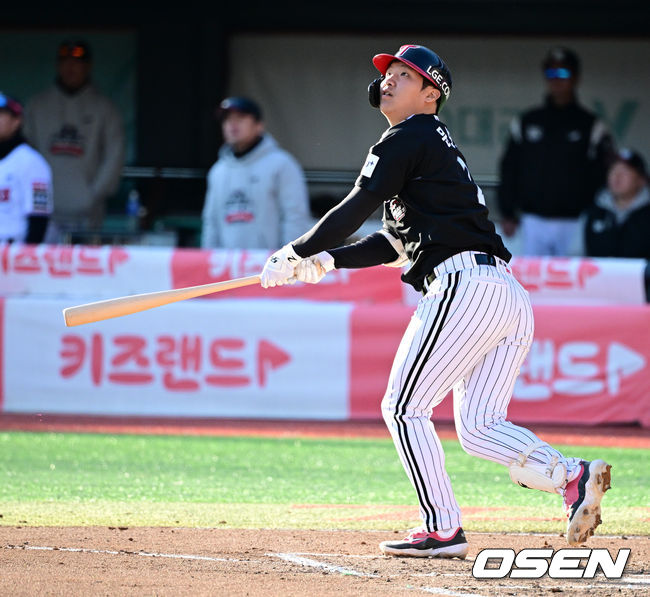 11일 수원 KT위즈파크에서 ‘2023 신한은행 SOL KBO 포스트시즌 한국시리즈’ 4차전 KT 위즈와 LG 트윈스의 경기가 열렸다.6회초 1사 1루에서 LG 문보경이 좌월 투런 홈런을 날리고 있다. 2023.11.11 /jpnews@osen.co.kr