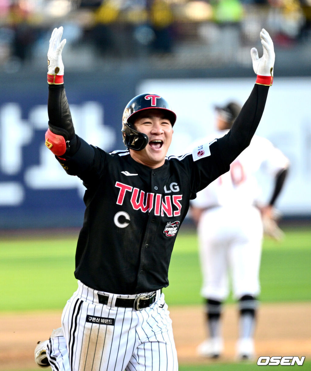 11일 수원 KT위즈파크에서 ‘2023 신한은행 SOL KBO 포스트시즌 한국시리즈’ 4차전 KT 위즈와 LG 트윈스의 경기가 열렸다. 7회초 1사 1, 3루 상황 LG 오지환이 달아나는 좌월 스리런포를 날리고 그라운드를 돌며 환호하고 있다. 2023.11.11 / dreamer@osen.co.kr