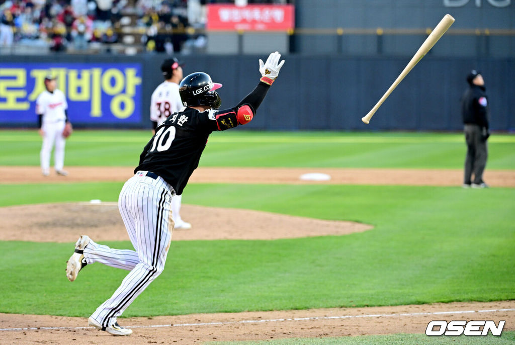 11일 수원 KT위즈파크에서 ‘2023 신한은행 SOL KBO 포스트시즌 한국시리즈’ 4차전 KT 위즈와 LG 트윈스의 경기가 열렸다. 7회초 1사 1, 3루 상황 LG 오지환이 달아나는 좌월 스리런포를 날리고 배트를 던지고 있다. 2023.11.11 / dreamer@osen.co.kr