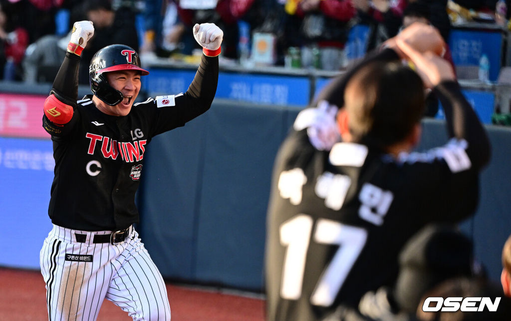 11일 수원 KT위즈파크에서 ‘2023 신한은행 SOL KBO 포스트시즌 한국시리즈’ 4차전 KT 위즈와 LG 트윈스의 경기가 열렸다.7회초 1사 1,3루에서 LG 오지환이 스리런포를 날리고 동료선수들과기뻐하고 있다. 2023.11.11 /jpnews@osen.co.kr