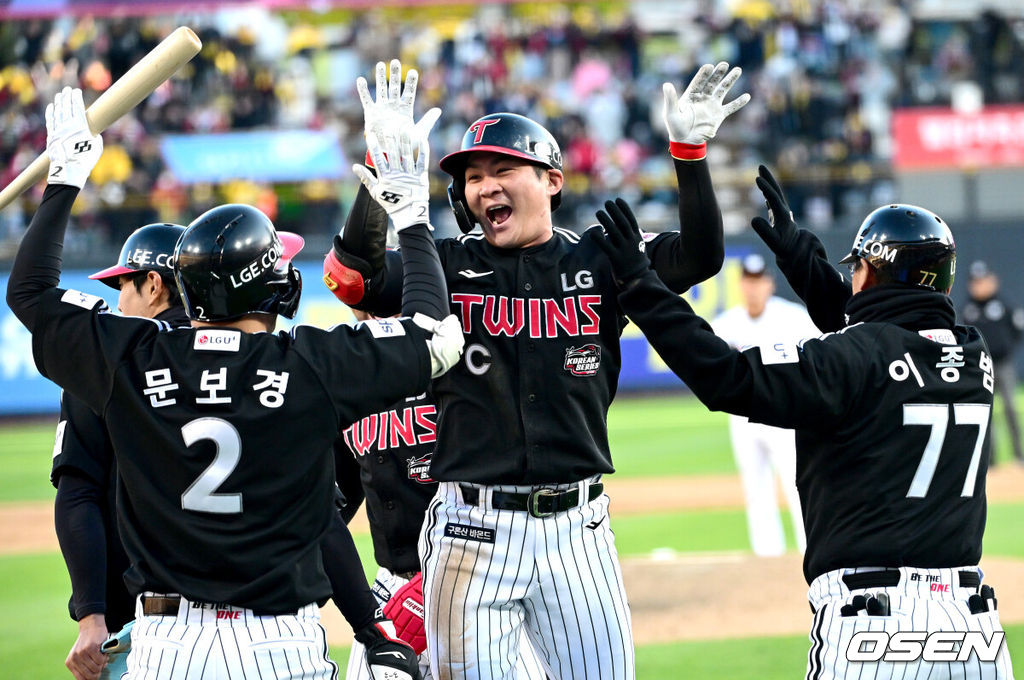 11일 수원 KT위즈파크에서 ‘2023 신한은행 SOL KBO 포스트시즌 한국시리즈’ 4차전 KT 위즈와 LG 트윈스의 경기가 열렸다. 7회초 1사 1, 3루 상황 LG 오지환이 달아나는 좌월 스리런포를 날리고 홈을 밟으며 문보경-이종범 코치와 환호하고 있다. 2023.11.11 / dreamer@osen.co.kr