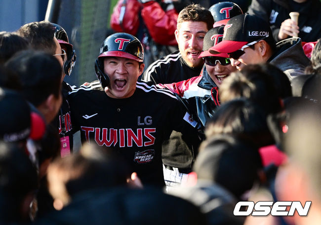 11일 수원 KT위즈파크에서 ‘2023 신한은행 SOL KBO 포스트시즌 한국시리즈’ 4차전 KT 위즈와 LG 트윈스의 경기가 열렸다.7회초 1사 1,3루에서 LG 오지환이 스리런포를 날리고 염경엽 감독을 비롯한 동료선수들과 기뻐하고 있다. 2023.11.11 /jpnews@osen.co.kr