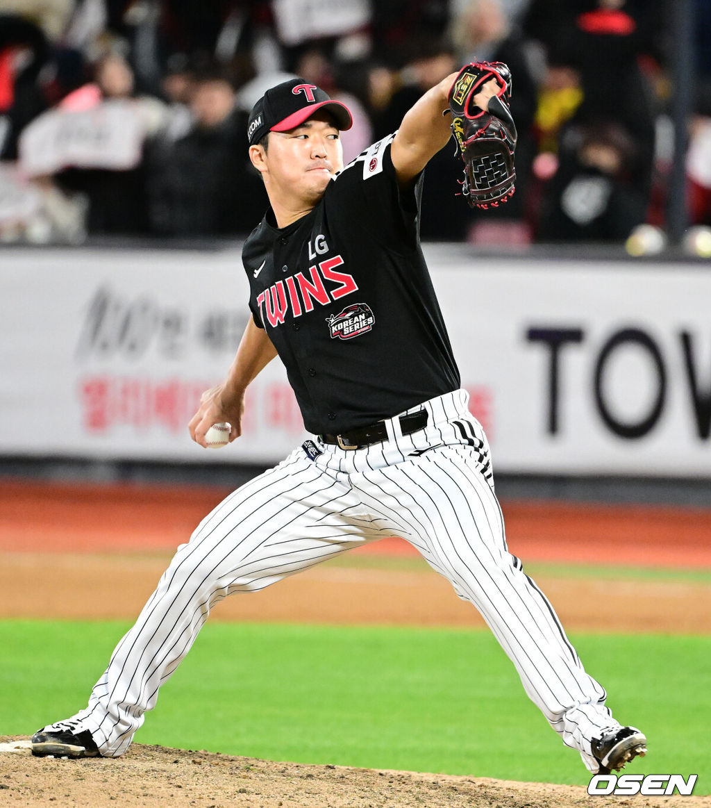 10일 오후 수원 KT위즈파크에서 ‘2023 신한은행 SOL KBO 포스트시즌 한국시리즈’ 3차전 KT 위즈와 LG 트윈스의 경기가 열렸다.8회말 마운드에 오른 LG 고우석이 역투하고 있다. 2023.11.10 /jpnews@osen.co.kr