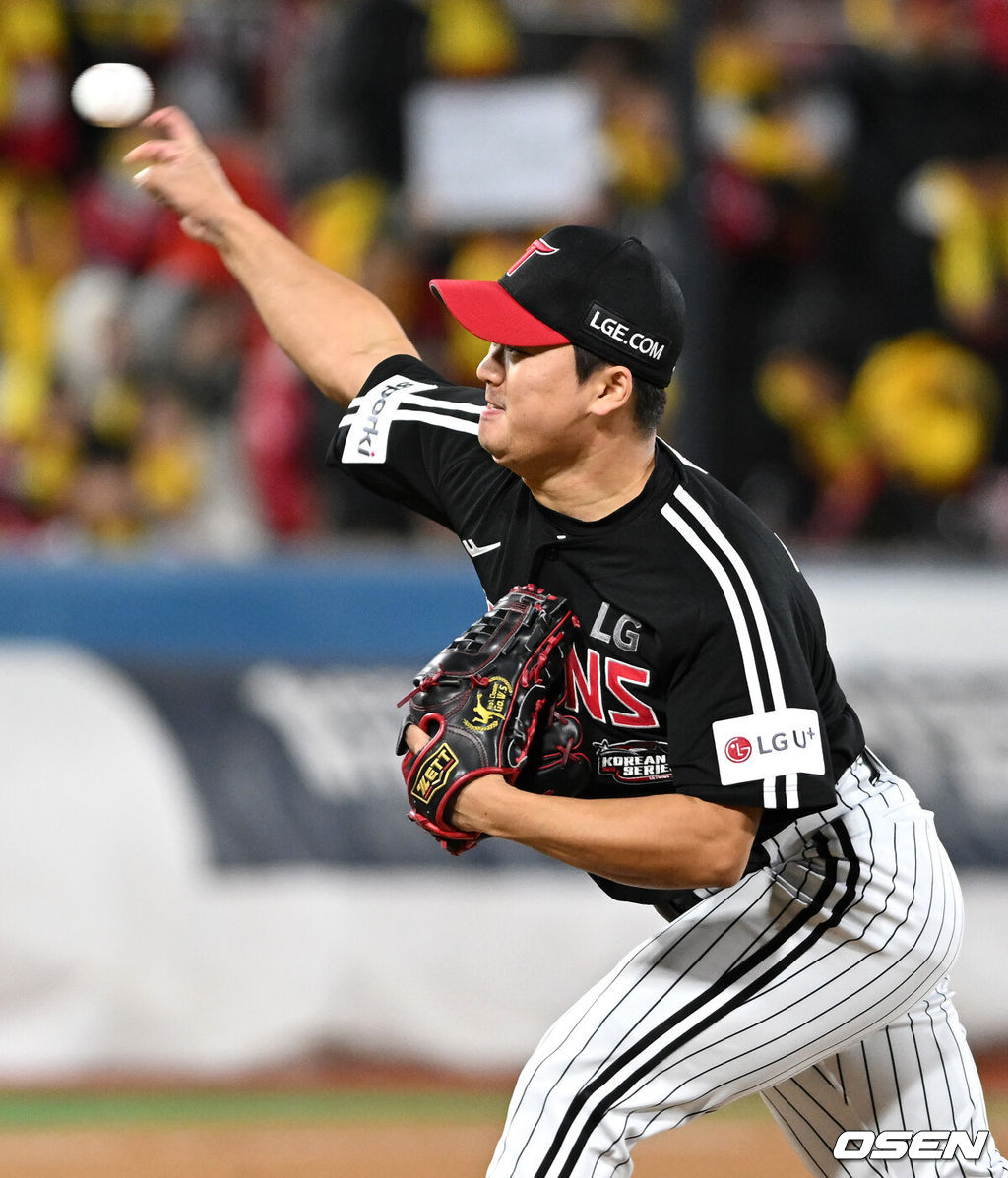 10일 오후 수원 KT위즈파크에서 ‘2023 신한은행 SOL KBO 포스트시즌 한국시리즈’ 3차전 KT 위즈와 LG 트윈스의 경기가 열렸다.8회말 무사에서 LG 고우석이 역투하고 있다. 2023.11.10 /sunday@osen.co.kr