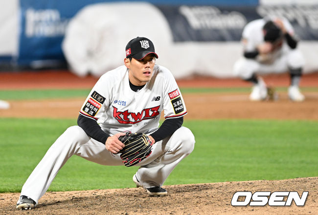 10일 오후 수원 KT위즈파크에서 ‘2023 신한은행 SOL KBO 포스트시즌 한국시리즈’ 3차전 KT 위즈와 LG 트윈스의 경기가 열렸다.9회초 2사 1,2루에서 LG 오지환에게 우월 스리런 홈런을 허용한 KT 김재윤이 아쉬운 표정을 짓고 있다. 2023.11.10 /sunday@osen.co.kr