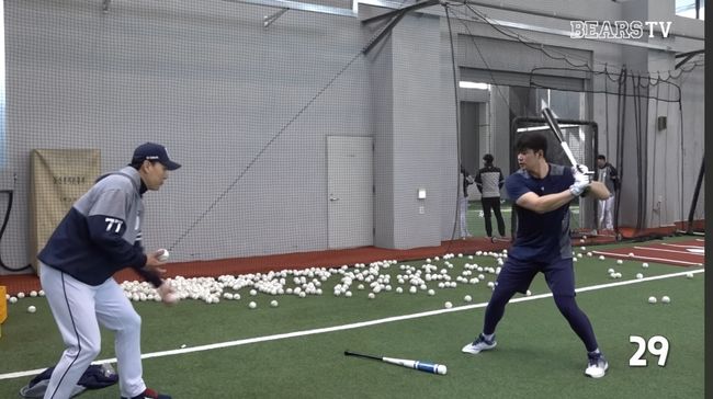 마무리훈련 중인 이승엽 감독과 김재환 / 베어스티비 캡처