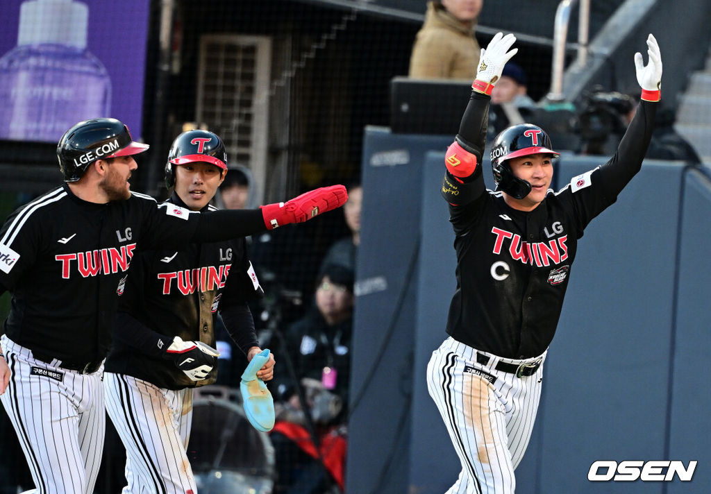 11일 수원 KT위즈파크에서 ‘2023 신한은행 SOL KBO 포스트시즌 한국시리즈’ 4차전 KT 위즈와 LG 트윈스의 경기가 열렸다.7회초 1사 1,3루에서 LG 오지환이 스리런포를 날리고 동료선수들과기뻐하고 있다. 2023.11.11 /jpnews@osen.co.kr