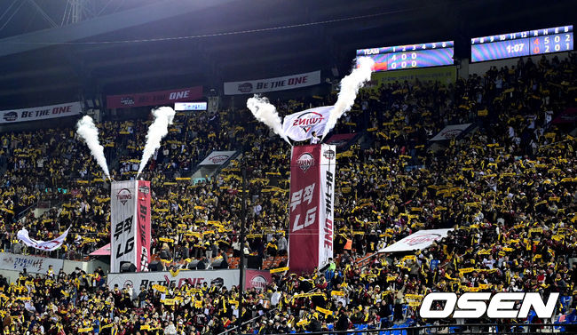 8일 오후 서울 잠실야구장에서 2023 KBO 프로야구 포스트시즌 한국시리즈 2차전 LG 트윈스와 KT 위즈의 경기가 열렸다.LG 팬들이 열띤 응원을 선보이고 있다. 2023.11.08 /jpnews@osen.co.kr