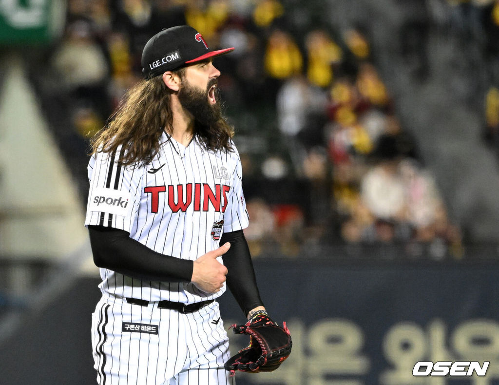 7일 오후 서울 잠실야구장에서 2023 KBO 프로야구 포스트시즌 한국시리즈 1차전 LG 트윈스와 KT 위즈의 경기가 열렸다.5회초 2사에서 LG 켈리가 KT 조용호를 삼진으로 처리하고 환호하고 있다. 2023.11.07 /sunday@osen.co.kr