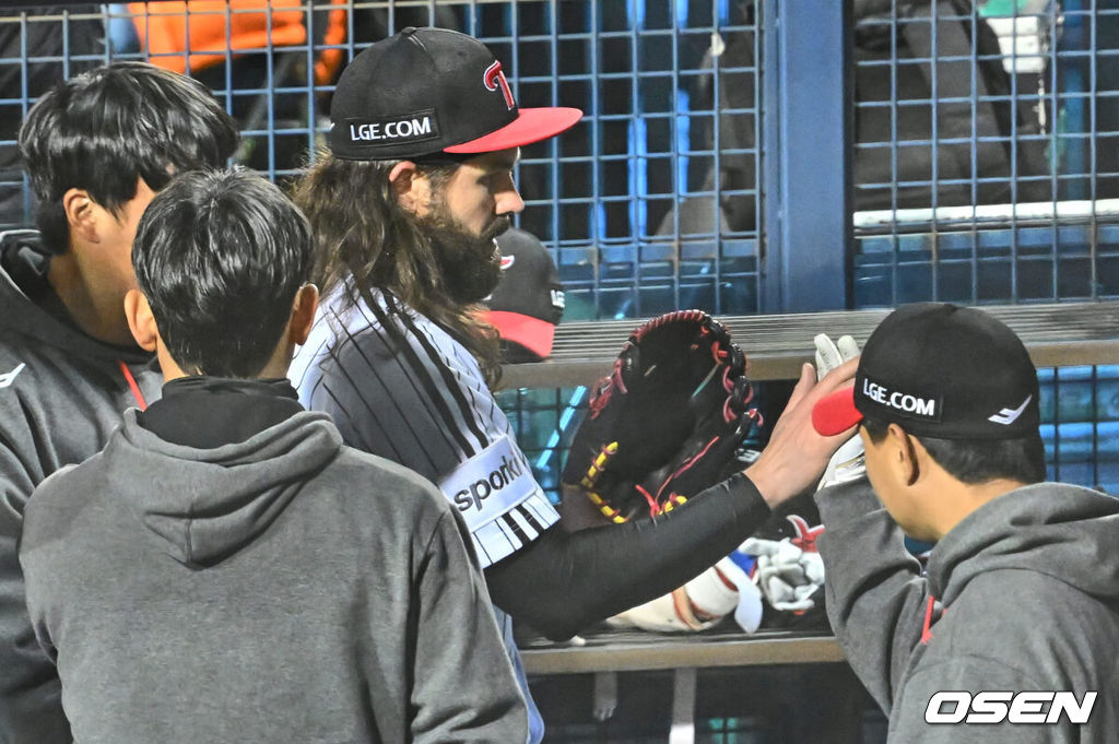 7일 잠실 NC파크에서 2023 신한은행 SOL KBO 포스트시즌 한국시리즈 LG 트윈스와 KT 위즈의 1차전 경기가 열렸다. LG 트윈스 켈리가 7회초 교체된 후 동료들과 하이파이브를 하고 있다. 2023.11.07 / foto0307@osen.co.kr