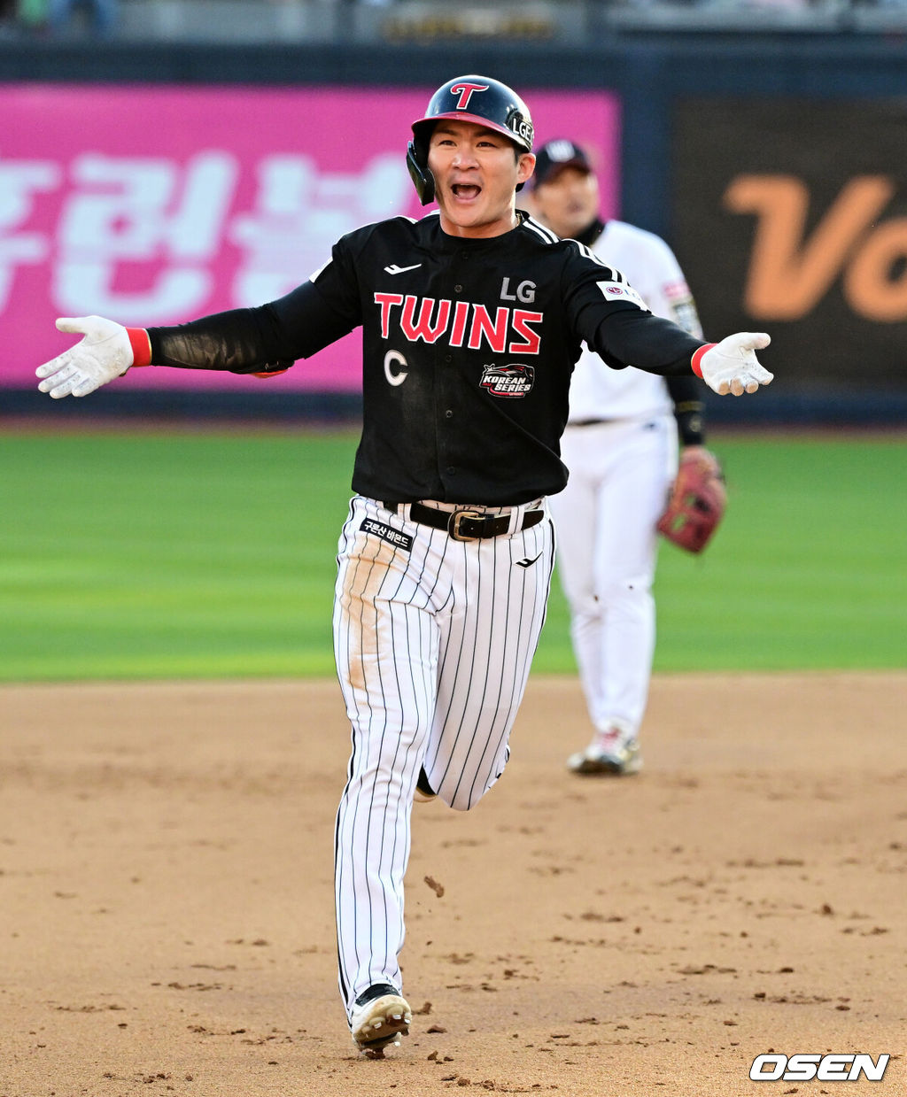 11일 수원 KT위즈파크에서 ‘2023 신한은행 SOL KBO 포스트시즌 한국시리즈’ 4차전 KT 위즈와 LG 트윈스의 경기가 열렸다.7회초 1사 1,3루에서 LG 오지환이 스리런포를 날리고 그라운드를 돌며 기뻐하고 있다. 2023.11.11 /jpnews@osen.co.kr