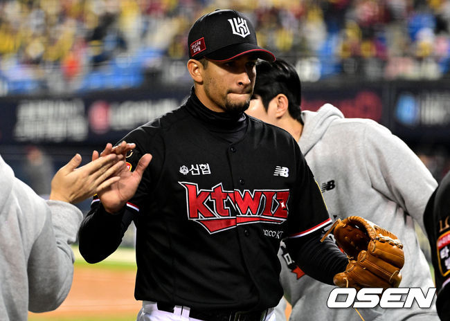 8일 오후 서울 잠실야구장에서 2023 KBO 프로야구 포스트시즌 한국시리즈 2차전 LG 트윈스와 KT 위즈의 경기가 열렸다.5회말 수비를 마친 KT 쿠에바스가 더그아웃으로 향하며 동료선수들과 하이파이브를 하고 있다. 2023.11.08 /jpnews@osen.co.kr