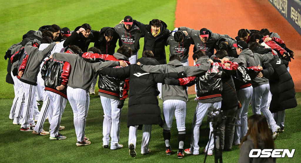 13일 서울 잠실야구장에서 ‘2023 신한은행 SOL KBO 포스트시즌 한국시리즈’ 5차전 LG 트윈스와 KT 위즈의 경기가 열렸다. 경기를 앞두고 LG 선수들이 각오를 다지고 있다. 2023.11.13 / dreamer@osen.co.kr